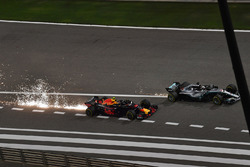 Max Verstappen, Red Bull Racing RB14 and Lewis Hamilton, Mercedes-AMG F1 W09 EQ Power+ battle