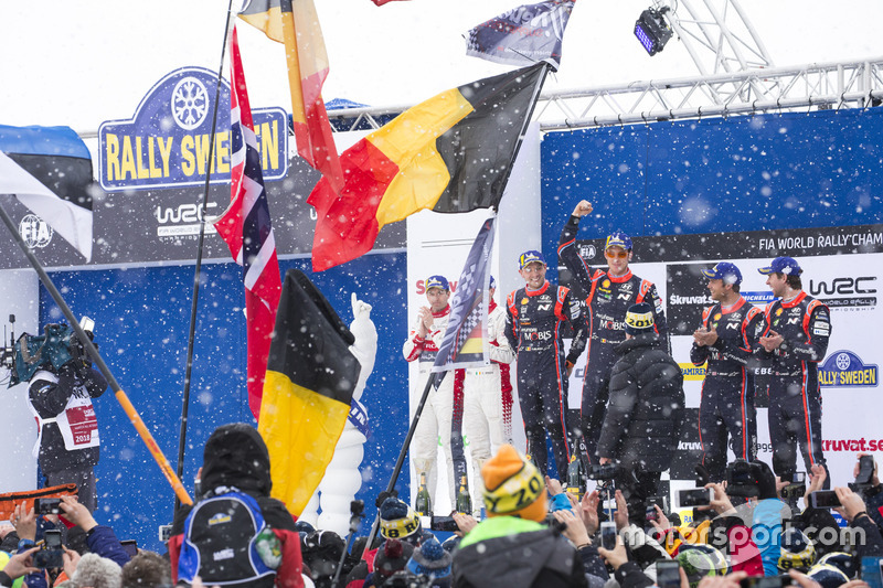 Podio: i vincitori Thierry Neuville, Nicolas Gilsoul, Hyundai Motorsport, al secondo posto Craig Breen, Scott Martin, Citroën World Rally Team, al terzo posto Andreas Mikkelsen, Anders Jäger, Hyundai Motorsport