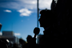 Daniel Ricciardo, Red Bull Racing, con i giornalisti