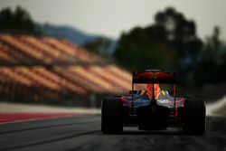 Daniel Ricciardo, Red Bull Racing RB12 como sale el pit lane