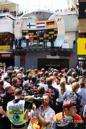 Het podium: winnaar Max Verstappen, Red Bull Racing, tweede Kimi Raikonnen, Scuderia Ferrari, derde 