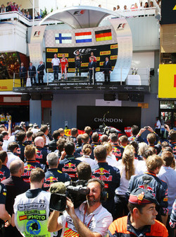 Het podium: winnaar Max Verstappen, Red Bull Racing, tweede Kimi Raikonnen, Scuderia Ferrari, derde