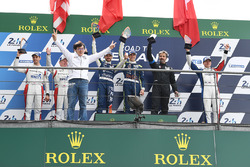 Podium LMP3: les vainqueurs Thomas Laurent, Alexandre Cougnaud, DC Racing, deuxième place pour Martin Brundle, Christian England, United Autosports, troisième place pour John Falb, Graff with Jackie Chan, actor