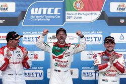 Podium: le vainqueur Tiago Monteiro, Honda Racing Team JAS, Honda Civic WTCC; le deuxième Yvan Muller, Citroën World Touring Car Team, Citroën C-Elysée WTCC; le troisième Norbert Michelisz, Honda Racing Team JAS, Honda Civic WTCC