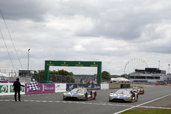 Checkered flag for #66 Ford Chip Ganassi Racing Ford GT: Olivier Pla, Stefan Mテシcke, Billy Johnson d