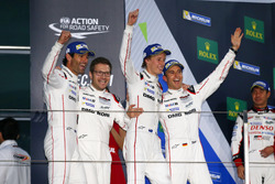 #1 Porsche Team Porsche 919 Hybrid: Timo Bernhard, Mark Webber, Brendon Hartley with Andreas Seidl,