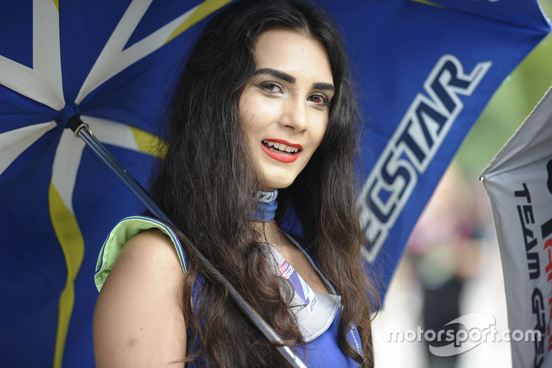 Grid girl Suzuki