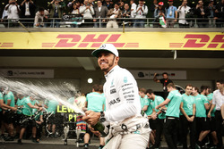 Переможець Льюіс Хемілтон, Mercedes AMG F1 святкує з командою