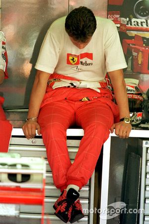Michael Schumacher, Ferrari. mostra tutta la sua delusione per aver perso il mondiale