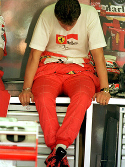 Michael Schumacher, Ferrari. mostra tutta la sua delusione per aver perso il mondiale