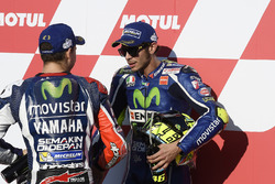 Ganador de la pole Valentino Rossi, Yamaha Factory Racing, tercer puesto Jorge Lorenzo, Yamaha Facto