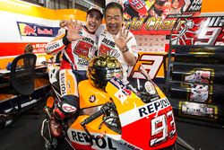 1. Marc Marquez, Repsol Honda Team, mit Honda-Vizepräsident Shuhei Nakamoto