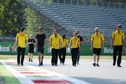 Jolyon Palmer, Renault Sport F1 Team walks the circuit with the team