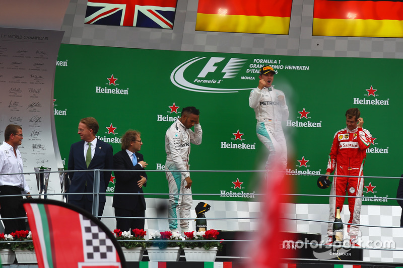 Podium: Ganador, Nico Rosberg, Mercedes AMG F1 W07 Hybrid