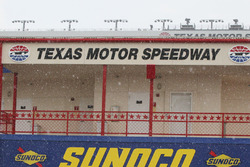 De la pluie tombe sur le Texas Motor Speedway
