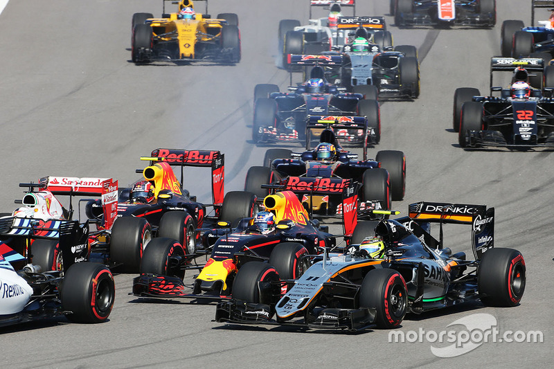 Arrancada choque con Sebastian Vettel, Ferrari SF16-H, Daniil Kvyat, Red Bull Racing RB12, Daniel Ricciardo, Red Bull Racing RB12 y Sergio Pérez, Sahara Force India F1 VJM09