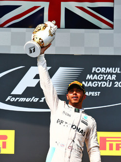 Le vainqueur Lewis Hamilton, Mercedes AMG F1 fête sa victoire sur le podium