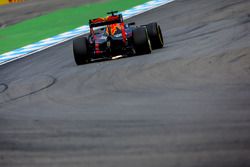 Daniel Ricciardo, Red Bull Racing RB12 sends sparks flying