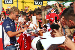 Marcus Ericsson, Sauber F1 Team signs autographs for the fans