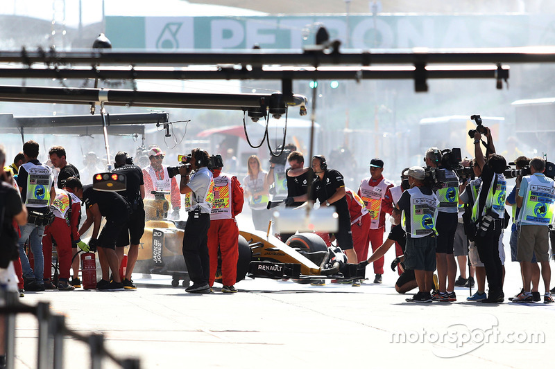 The burned car of Kevin Magnussen, Renault Sport F1 Team RS16