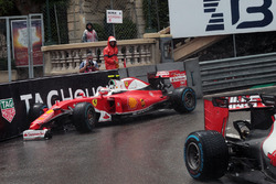 Kimi Raikkonen, Ferrari SF16-H runs wide and breaks his front wing