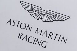 Aston Martin Racing paddock en logo