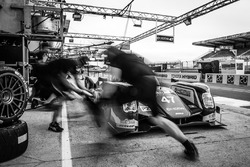 Pit stop practice for #47 KCMG Oreca 05 Nissan