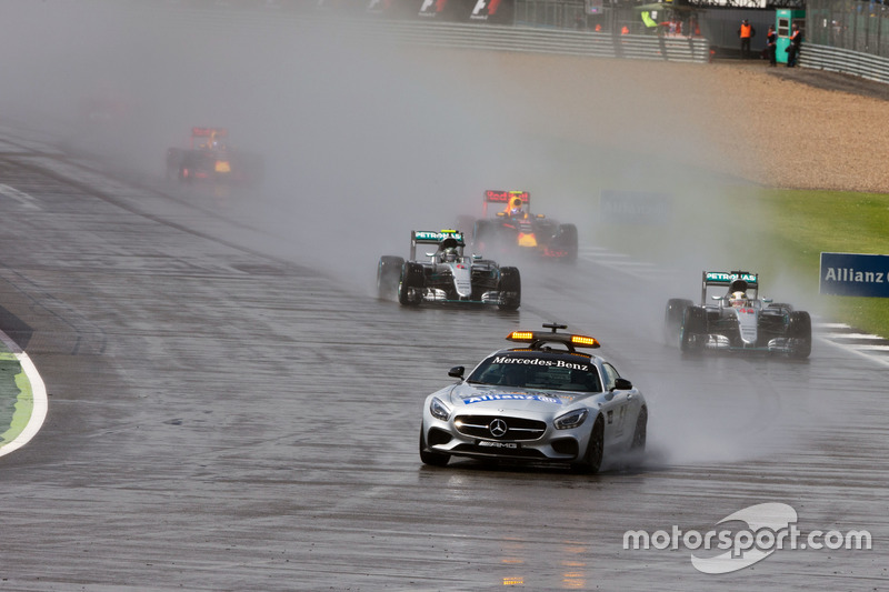 Lewis Hamilton, Mercedes AMG F1 W07 Hybrid detrás del FIA Safety Car