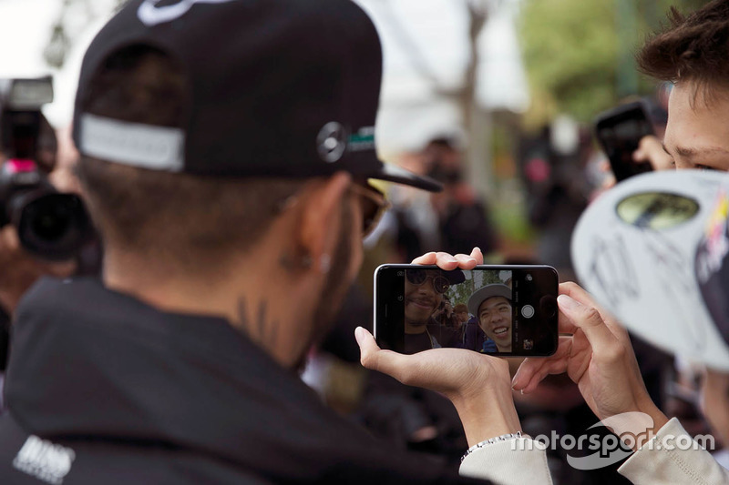 Lewis Hamilton, Mercedes AMG F1 Team with fans
