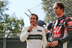 Fernando Alonso, McLaren mit Esteban Gutierrez, Haas F1 Team, nach dem Rennunfall