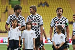 Carlos Sainz Jr., Scuderia Toro Rosso, Max Verstappen, Red Bull Racing, et Fernando Alonso, McLaren, lors d'un match de football caritatif