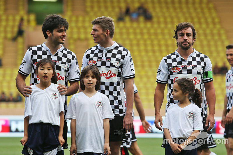 Carlos Sainz Jr., Scuderia Toro Rosso, Max Verstappen, Red Bull Racing y Fernando Alonso, McLaren en un partido de futbol de caridad