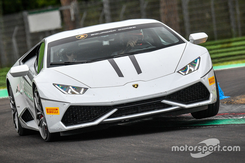 Andrea Dovizioso en un Lamborghini Huracán