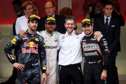 Podium : Lewis Hamilton, Mercedes AMG F1 fête sa victoire aux côtés de Daniel Ricciardo, Red Bull Racing et Sergio Perez, Force India