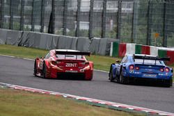 #38 Team Zent Cerumo Lexus RC F: Yuji Tachikawa, Hiroaki Ishiura ve #12 Team Impul Nissan GT-R Nismo