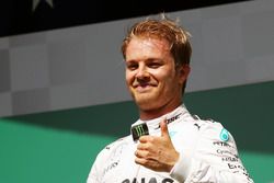 Podio: il vincitore della gara Nico Rosberg, Mercedes AMG F1 festeggia sul podio