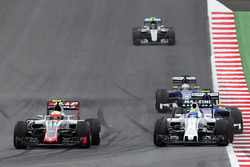 Esteban Gutierrez, Haas F1 Team VF-16 dan Felipe Massa, Williams FW38 battle for position