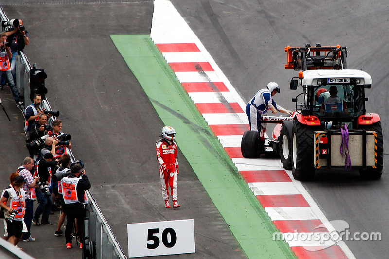 Sebastian Vettel, Ferrari SF16-H se retira de la carrera