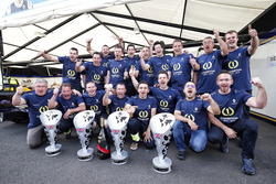 Team Renault e.Dams celebrate the drivers and team championship