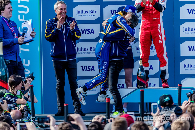 O belo abraço entre pai e filho, com Bruno Senna aplaudindo.