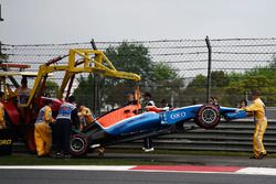 La Manor Racing MRT05 de Pascal Wehrlein, Manor Racing est évacuée de la piste après son crash en qualifications