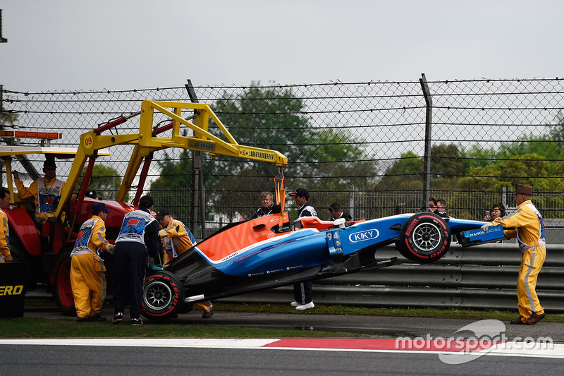 Машину Manor Racing MRT05 Паскаля Верляйна, Manor Racing убирают с трассы после аварии в квалификации