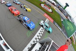 Start: Erik Jones, Joe Gibbs Racing Toyota leads