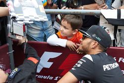 Lewis Hamilton, Mercedes AMG F1 Team con fans