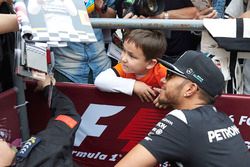 Lewis Hamilton, Mercedes AMG F1 Team avec des fans