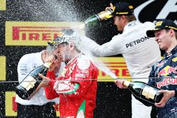 Podium: winnaar Nico Rosberg, Mercedes AMG F1 Team, tweede plaats Sebastian Vettel, Ferrari, derde p