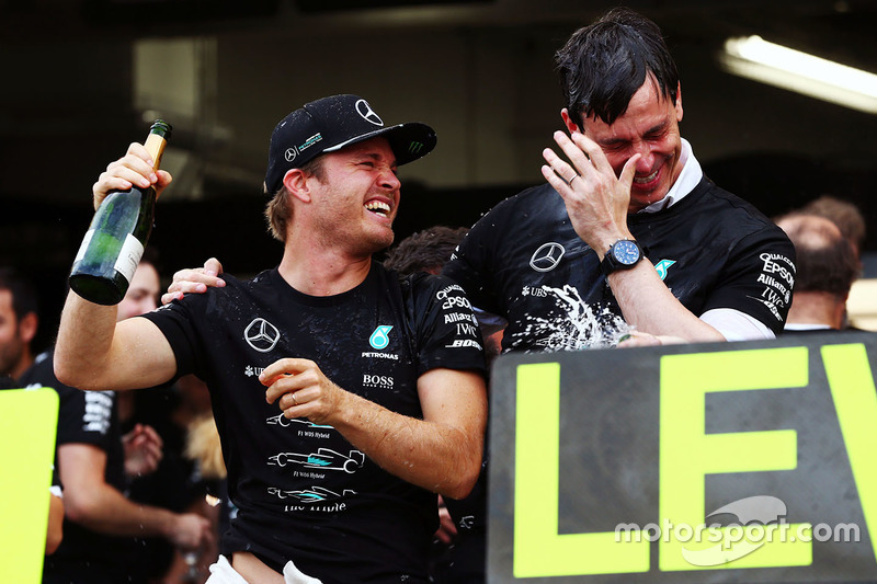 Il vincitore della gara Nico Rosberg, Mercedes AMG F1 festeggia la vittoria del titolo costruttori con Toto Wolff, Azionista e Direttore Esecutivo Mercedes AMG F1e il team