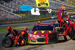 Jamie McMurray, Chip Ganassi Racing Chevrolet, pit stop