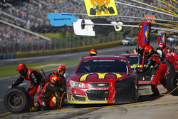 Jamie McMurray, Chip Ganassi Racing Chevrolet, pit stop