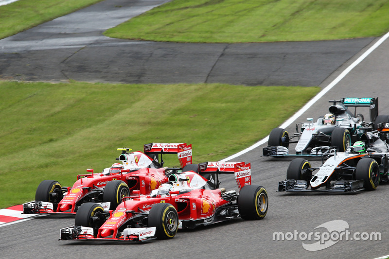 Sebastian Vettel, Ferrari SF16-H e il compagno di squadra Kimi Raikkonen, Ferrari SF16-H lottano per la posizione